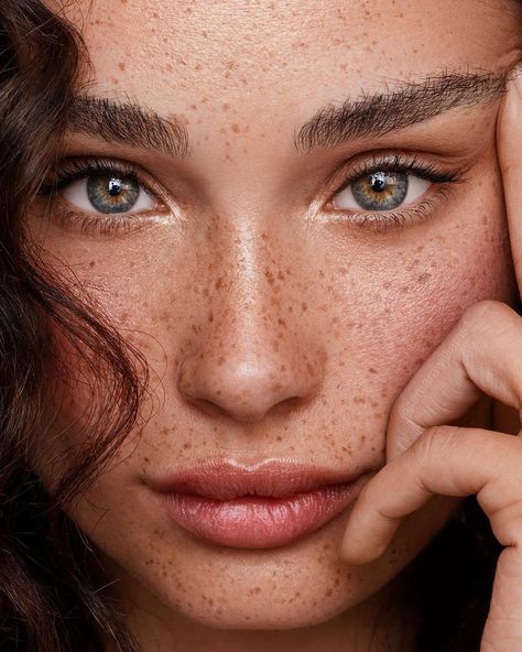 B E A U T Y on Behance Lotr Fanfic, Honey Brown Eyes, Makeup Tumblr, Beautiful Freckles, Freckles Girl, Freckle Face, Brown Style, Light Eyes, Beauty Shoot