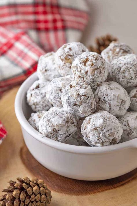 These Bourbon Coconut Date Balls are sweet, crispy and chewy - An easy and delicious no-bake holiday treat! #dateballs #holiday Coconut Date Balls, Date Balls, Holiday Treats, Cookie Bars, No Bake, Bourbon, Coconut, Baking, Christmas