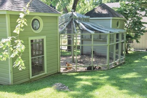 Fancy Chicken Coop, Reban Ayam, Portable Chicken Coop, Chicken Coop Run, Fancy Chickens, Coop Design, Best Chicken Coop, Chicken Coop Designs, Beautiful Chickens