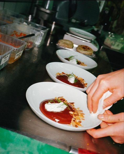 Dinner Party Aesthetics, Chicken Tender Photography, Chefs Table Photography, Food Event Photography, Food Photography With Flash, Restaurant Film Photography, Family Restaurant Aesthetic, Creative Restaurant Photography, Film Food Photography