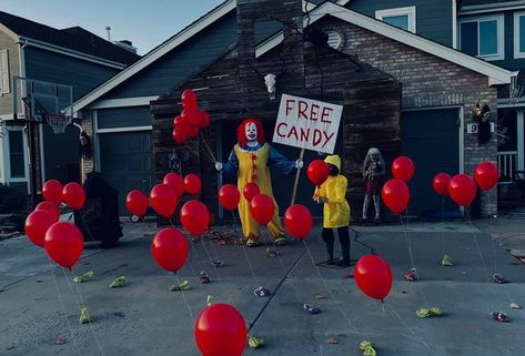 Pennywise Trunk Or Treat Ideas For Cars, Pennywise Haunted House Ideas, Clown Halloween Decorations Outside, Pennywise Yard Decoration, It Halloween Party Theme, Pennywise Halloween Decorations Outdoor, Pennywise Outdoor Decorations, It Movie Decorations Halloween, Horror Movie Yard Decor