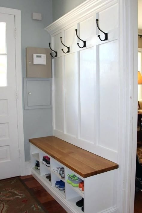 Not everybody is blessed with a dedicated space by their entryway door to keep keys, coats, & shoes. Here's some cool inspiration for entryway door for you! #interior #interiorideas #entrywayideas #entryway درج السلم, Diy Entryway Bench, Mudroom Entryway, Diy Entryway, Foyer Decorating, Hallway Storage, Entryway Storage, Wooden Bench, Mud Room