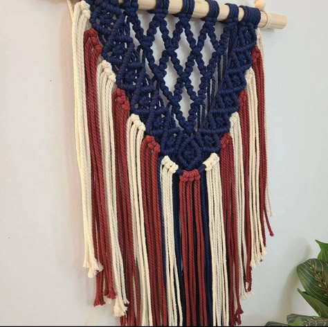 Macrame American Flag, Living Spaces Bedroom, Diy Boho Decor, Macrame Wall Hanging Patterns, Macrame Hanger, Wall Hanging Macrame, Macrame Boho, Learn Crafts, Macrame Patterns Tutorials