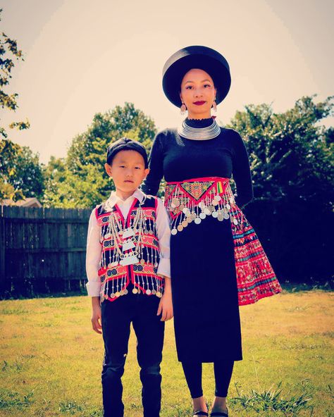 Hmong Outfit, Modern Hmong Outfits, Modern Hmong Clothes, White Hmong Clothes, Hmong Women Hat, Hmong Aesthetics, Hmong Fashion, Hmong Clothes, Southeast Asian