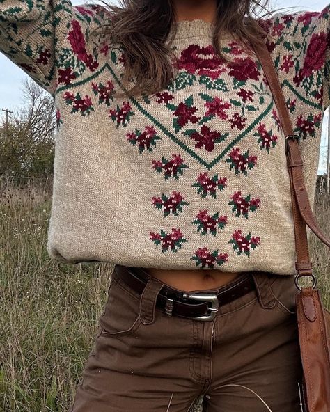 Fall Woodsy Outfits, Rustic Aesthetic Outfits, Sweater Weather Aesthetic Outfits, Grandma Chic Outfit, Fall Crunchy Outfits, Fall Cozy Outfits Aesthetic, Cold Cottagecore Outfits, Cottagecore Western Aesthetic, Autumn Western Outfits