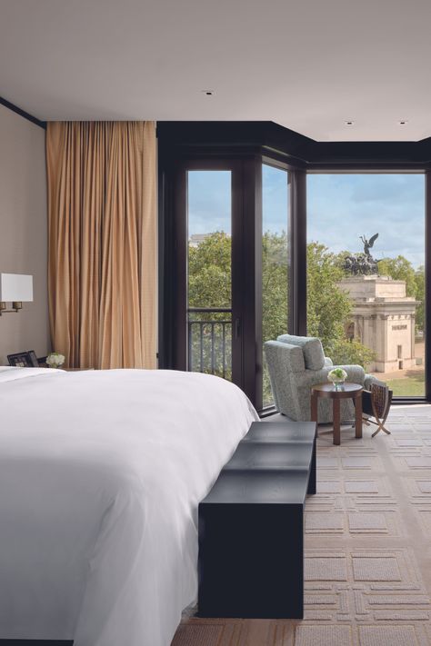 Experience the perfect blend of luxury and comfort in the Peninsula London Hotel, offering breathtaking city views. Enhance your space with Dornbracht's designer fixtures for a touch of modern sophistication. #LuxuryBedroom #CityView #ModernHomeDesign #Dornbracht Buckingham Palace Gardens, Hyde Park Corner, Peninsula Hotel, London Now, Royal Park, Luxury London, Rooftop Restaurant, Luxury Rooms, London Hotels