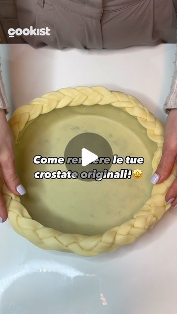 Cookist on Instagram: "A volte basta poco per realizzare qualcosa di davvero originale!😍

👩🏼‍🍳La nostra @sweets_melissa ci da delle idee facili e carine per decorare i bordi della tua crostata:

👉Ingredienti per una frolla facile da modellare
250g di burro
500g di farina 00
250g di zucchero a velo
100g di uova (2 uova)
Sale
Buccia di limone
Vaniglia

👉Preparazione:
1. Lavora in una ciotola il burro e lo zucchero a velo. Il burro deve essere freddo ma morbido. 
2. Aggiungere la scorza di limone e la vaniglia. Aggiungi poi un pizzico di vendita. 
3. Aggiungi le uova a temperatura ambiente una alla volta. Amalgama bene fino a ottenere un composto omogeneo. 
4. Aggiungi la farina e continua a mescolare.
5. Inizia a impastare velocemente il panetto sul piano di lavoro. Non lavorarlo tropp Instagram A, On Instagram