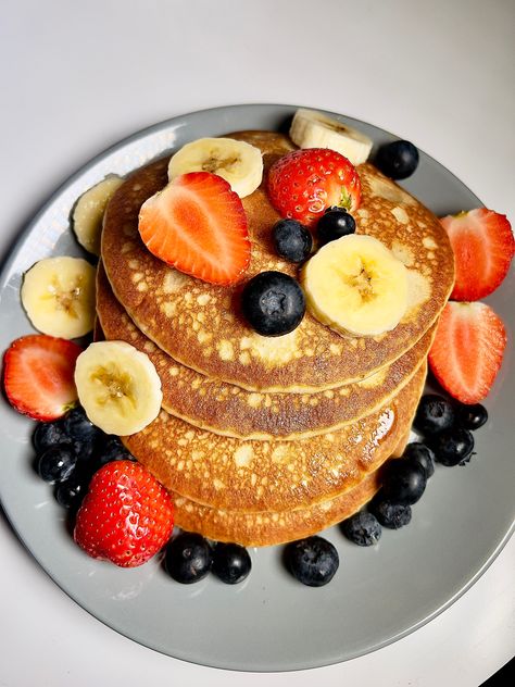 Pancake breakfast idea Blueberries And Strawberries, Strawberry Topping, Breakfast Idea, Blueberries, Breakfast Ideas, Strawberries, Pancakes