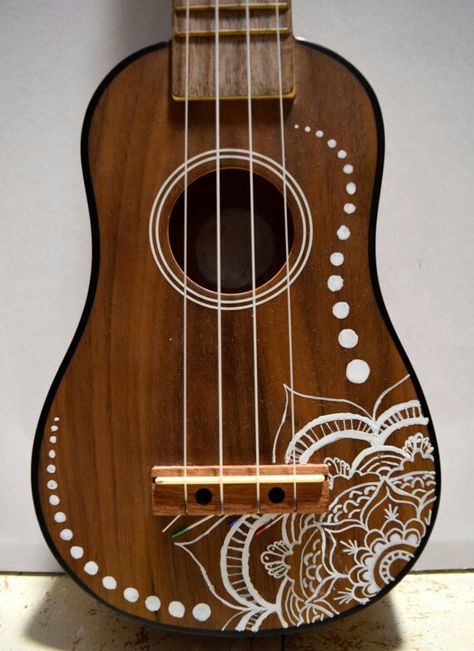 Pretty... Ukulele Painting Ideas, Ukulele Designs, Ukulele Painting, Arte Do Ukulele, Ukulele Diy, Cassandra Calin, Painted Ukulele, Ukulele Design, Ukulele Art