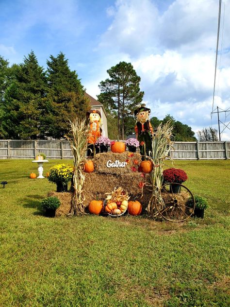 Cute Yard Halloween Decorations, Front Yard Pumpkin Display, Front Yard Pumpkin Patch, Scarecrow Display Ideas, Outdoor Fall Decor With Hay Bales, Hay Bale Fall Decor Front Yard, Haybale Fall Decor, Square Hay Bale Decorating Ideas, Fall Front Yard Decor