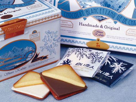 Shiroi Koibito：White chocolate pressed between two light langue de chat cookies. It is going strong with a deep-rooted popularity. Japan Cake, Cute Snacks, Japanese Candy, Sugar Candy, Japanese Snacks, Souvenir Shop, Food Design, Japanese Food, Aesthetic Food