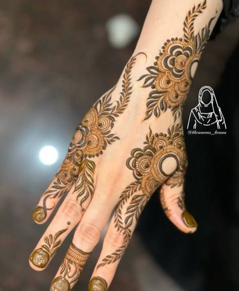 Mehndi Designs For Old Ladies, Short Mahendiii Design, One Finger Mehndi Design, Girly Henna, Fingers Mehndi, Father Songs, Short Mehndi Design, Indian Mehndi, Front Mehndi Design