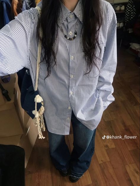 Buttons Up Shirt Outfit, Blouse Outfit Aesthetic, Cute Outfit Combos, Button Up Outfits Women, Ootd With Jeans, Peony Aesthetic, Street Outfits, Fashion Kawaii, Girl Fashion Style