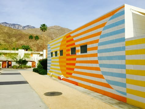 Pool Mural Ideas, Palm Springs Mural, Mural On House Exterior, Backyard Wall Mural, Garage Mural Ideas, Wall Murals Painted Outdoor, Backyard Mural Ideas, Outdoor Mural Ideas, Pool Mural