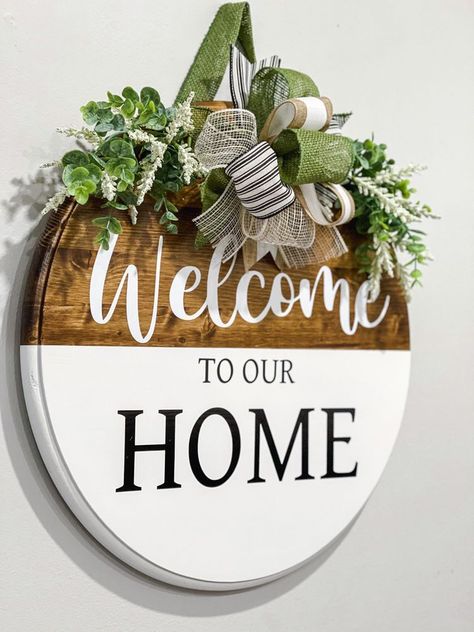 Diy Boards Signs Decor, New Home Wood Sign Ideas, Welcome To Our Home Sign Front Door, Welcome Home Wreath, Welcome Door Hanger Diy, Welcome Home Craft Ideas, Door Welcome Ideas, Welcome Signs For Front Door Diy, Diy Signs Wooden