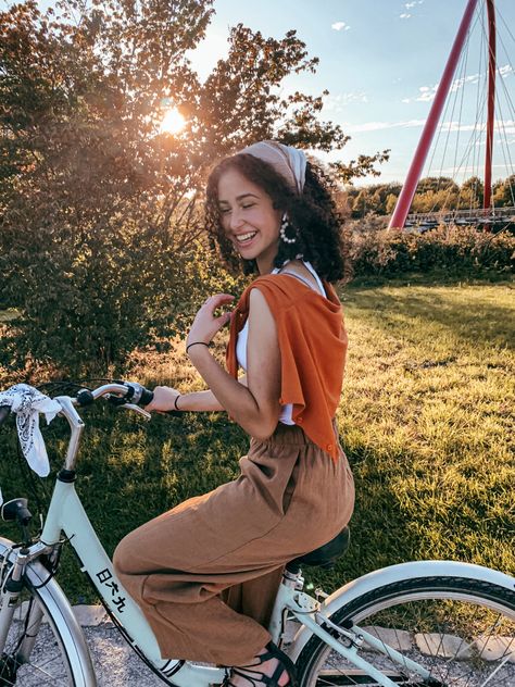 Curly Hair With Bandana, Sunhat Outfit, Head Scarf Outfit, Hippie Hair, Disney Bound Outfits, Black Inspiration, Haircuts For Wavy Hair, Beautiful Curly Hair, Bandana Hairstyles