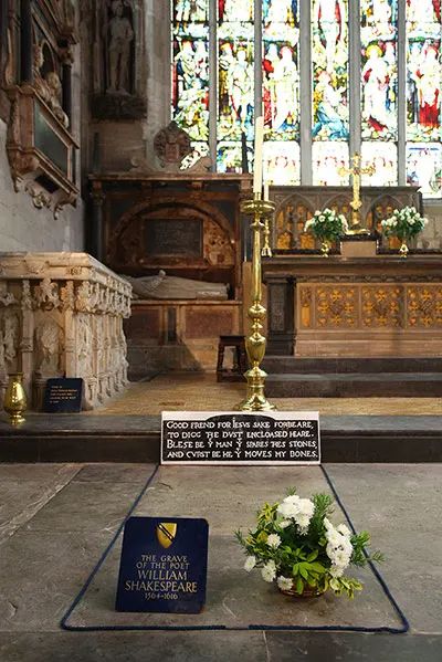 Warwickshire England, Famous Tombstones, Grave Stone, Grave Stones, Cemetery Headstones, Famous Graves, Stratford Upon Avon, Old Cemeteries, Cemetery Art