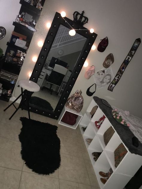 Baddie Room Inspo Black, Cute Room Ideas Black, Black Room Decor Ideas For Women, Designer Themed Bedroom, Black Room Ideas For Girls Bedrooms, Black Room Aesthetic Girl, Girly Black Bedroom Room Ideas, Black And Pink Room Ideas Bedrooms, Black Theme Room