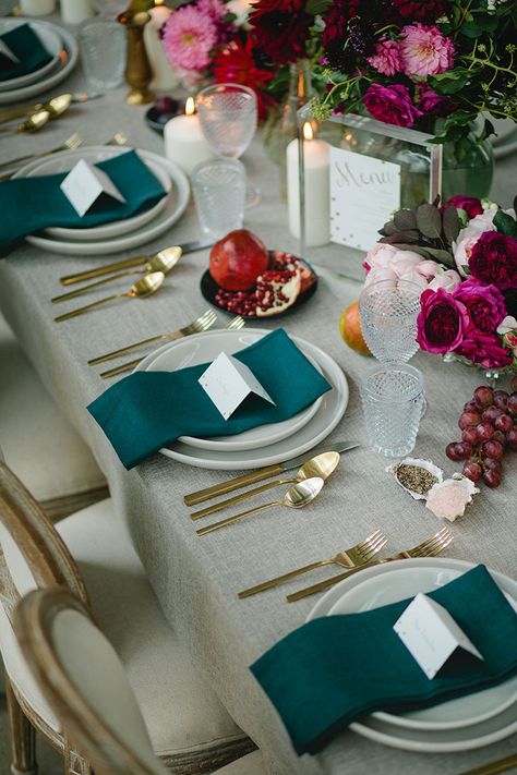 Wedding-Reception-Ideas-Wow-Your-Guests-Modern-Restaurant-Teal-Crimson-Table-Setting Teal Wedding Colors, Teal Table, Wedding Reception Table Decorations, Wedding Reception Ideas, Tafel Decor, Jewel Tone Wedding, Modern Wedding Inspiration, Teal Wedding, Wedding Table Decorations