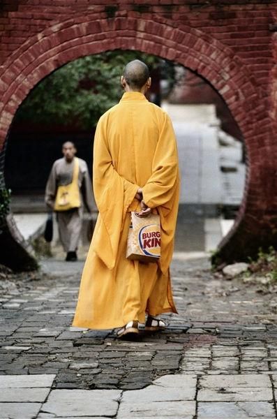 A monk at the Shaolin temple in China, walks with a Burger King bag We Are The World, Foto Art, Dalai Lama, People Of The World, Mellow Yellow, Burger King, Pink Floyd, Bones Funny, Tibet