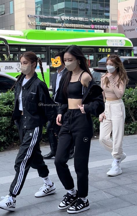 Yuna Itzy Style Outfit, Lia Yuna, Boots Outfit Ankle, Dance Outfits Practice, Shin Yuna, Practice Outfits, Itzy Yeji, Airport Style, Girly Outfits