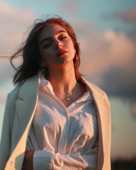 Sunset Photography People, Portrait Sunset, Sunshine Aesthetic, Lake Portrait, Music Photoshoot, Sunlight Photography, Photoshoot Portrait, Portrait Lighting, Beach Portraits