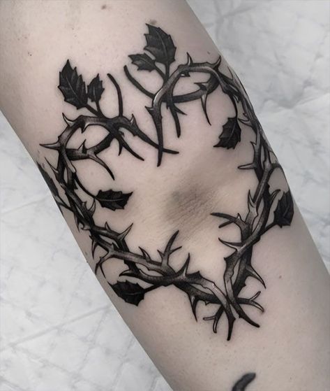 Knee Opening Tattoo, Witchy Ornamental Tattoo, Gothic Garden Tattoo, Goth Tattoo Ideas For Women, Goth Cowgirl Tattoo, Goth Aesthetic Tattoos, Dark Romantic Tattoo, Tattoo Ideas Female Grunge, Dark Feminine Tattoos Half Sleeves