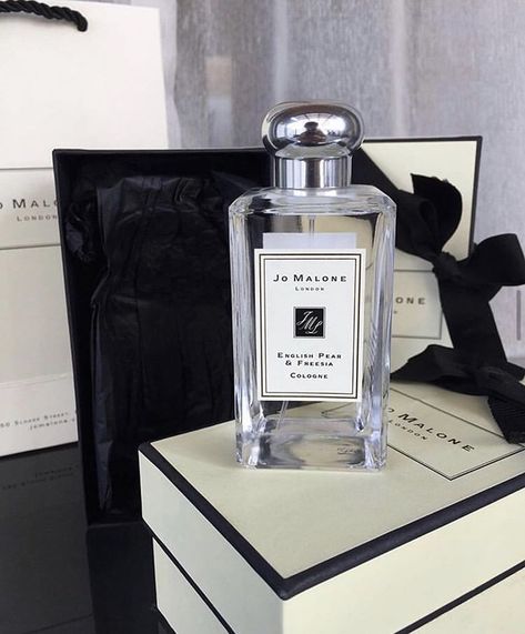 Joe Malone Aesthetic, Jo Malone English Pear And Freesia, Jo Malone Perfume Aesthetic, Jo Malone Perfume English Pear, Joe Malone English Pear, Joe Malone Perfume, Bts Perfume, Perfume Wardrobe, Joe Malone