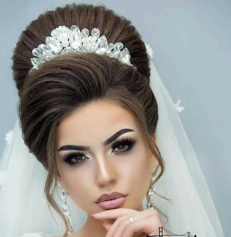 Western hair do Western Hairstyles, Sanggul Modern, Western Hair, Wedding Hairstyles With Crown, Bridal Hairstyle Indian Wedding, Hair Styels, Western Party, Long Hair Wedding Styles, Bridal Hairstyle