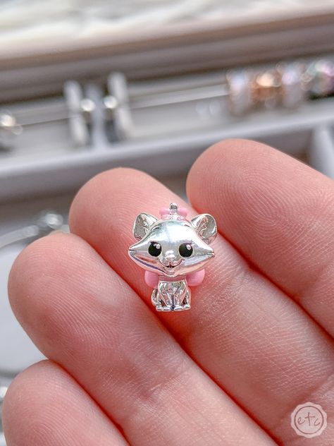 Disney Charms Pandora, Pulsera Pandora Charms Ideas, Cute Pandora Charms, Pandora Charms Aesthetic, Charms Pandora Disney, Pandora Disney Bracelet, Disney Pandora Charms, Pandora Disney Charms, Charms Disney