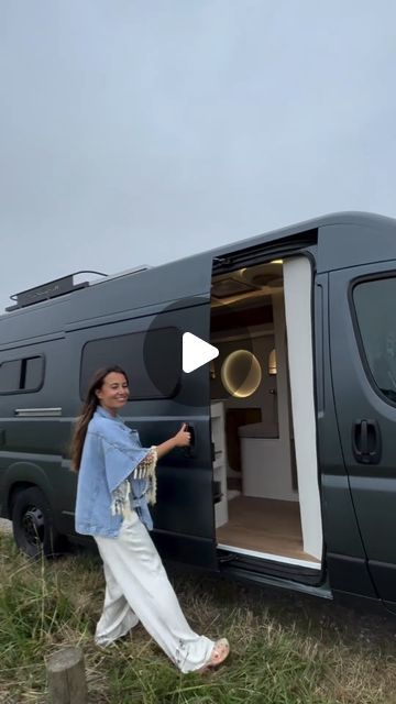 Meu Futuro Motorhome on Instagram: "Qual a sua nota para este motorhome?

Quer aprender a montar seu próprio motorhome???
Acesse o nosso link da bio e baixe o guia de construção artesanal.

Siga ➡️ @meufuturomotorhome para dicas e inspirações diárias. 🤩

🎦 Vídeo de: @rollinghousenorth

#MeuFuturoMotorhome
#Motorhome #Motorcasa
#Motorhomelife
#Kombihome #Kombi #CasaSobreRodas
#CasaRodante 
#ProjetoMotorhome
#RV #Camper #Campervan
#VanLife #Camping
#VidaNomade #NomadesDigitais
#Travel #Viagens #Viajes #Viajar" Kombi Van Interior, Motor Home Interior, Ford Motorhome, Moto Van, Kombi Camper, Mini Motorhome, Motorhome Interior, Kombi Motorhome, Kombi Home