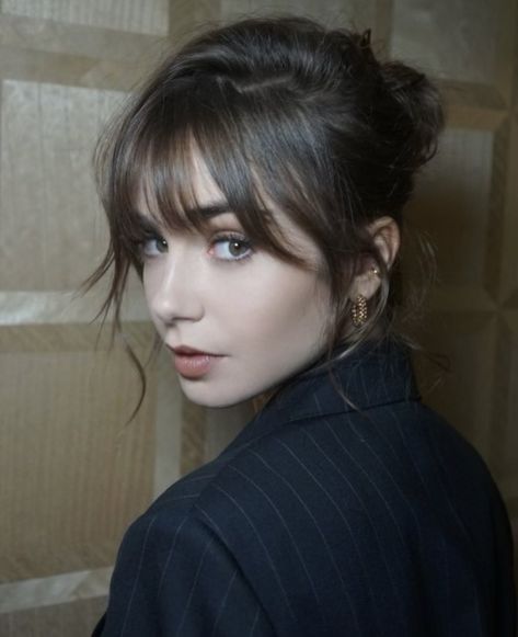 ليلي كولينز, Lily Collins Hair, Sanggul Modern, Bangs With Medium Hair, Fringe Hairstyles, Long Hair With Bangs, Hair Stuff, Lily Collins, Nara