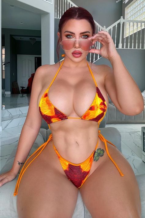 Miami Looks Summer, Curvy Latina Fashion, Pretty Baddies, Pineapple Bathing Suit, Famous Instagram Models, Huge Hips, Leopard Swimsuit, Curvy Swim, Big Women Fashion