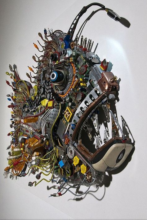 Waste Art, Steampunk Animals, Recycled Art Projects, Trash Art, Arte Robot, Found Object Art, Fish Wall Art, Upcycled Art, Fish Sculpture