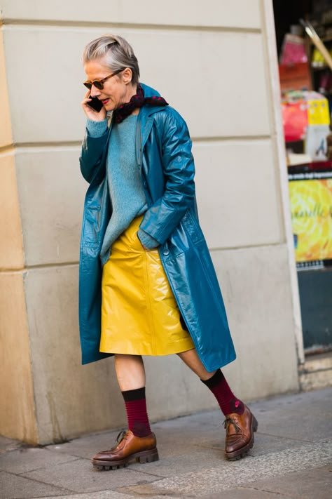 Bettina Oldenburg Ageless Style Aging Gracefully, Bettina Oldenburg, Walking Down The Street, Milan Street Style, Older Women Fashion, Yellow Skirt, Style Rock, Ageless Style, Advanced Style