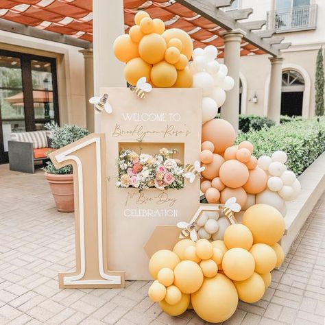 #Doljabi #Doljanchi #koreanfirstbirthday on Instagram | Doljabi - Doljanchi Korean 1st Birthday Party Planning Source Birthday Entrance, Double Stuffed Balloons, Favor Display, Korean 1st Birthday, 1st Bee Day, Korean First Birthday, Backdrop Panels, Stuffed Balloons, Mimi Birthday