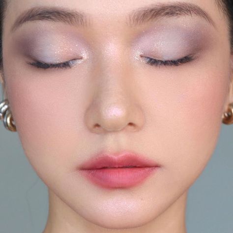 Mauve Eyeshadow, Mauve Makeup, Luxurious Makeup, K Makeup, Red Aura, Chinese Social Media, Bluish Green Eyes, Mauve Blush, Pretty Looks