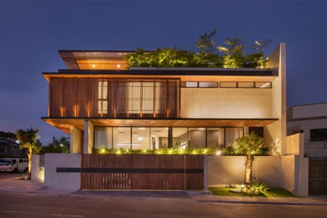 Space for Dialogue: Dialogue House by Alt+38 Design Studio - Kanto - Creative Corners Corner House Facade, Exterior Tropical House, Tropical Contemporary House, Modern Tropical Architecture, Landed House, Office Facade, House Elevations, House Reference, Plaza Design