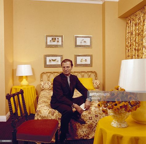 News Photo : English interior designer David Nightingale Hicks... Basement Flat, Elsie De Wolfe, David Hicks, English Interior, Editorial Photos, English Country Style, Slim Aarons, Style Guru, Nightingale