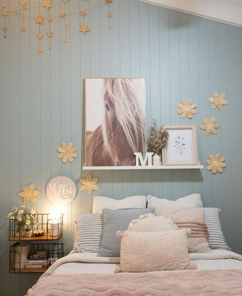 Tweens, that stage where she's no longer a kid but not quite a teenager. Want to give her the bedroom of her dreams? Styling a tween girl bedroom can be a little challenging, which is why we've collected some teen girl room inspo for you! Painted panelling is a sophisticated way to add interest and texture, and this blue wall panelling in this blue tweens room is no different. It's paired with pink and blue bed styling and a white wall shelf. To find more girls room inspo, click on the pin! Preteen Bedroom, Girls Blue Bedroom, Big Girl Bedrooms, Girl Bedroom Walls, Bedroom Decorating Ideas, Girl’s Room, Girl Bedroom Decor, Blue Rooms, Bedroom Decorating