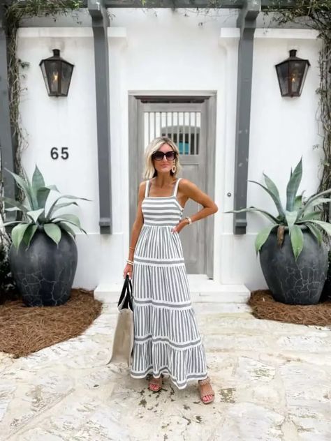 15 Outfit Ideas for Your Next Beach Vacation - Loverly Grey #passion4savings #beach #hacks #diy #savingmoney #vacation . Find more here 👉 https://whispers-in-the-wind.com/summer-beach-outfit-inspirations/?beachoutfit Resort Casual Attire Women, Resort Dinner Outfit, Resort Outfit Ideas, Beach Outfits Women Vacation, Hamptons Outfit, Loverly Grey, Resort Casual, Capri Outfits, Greece Outfit