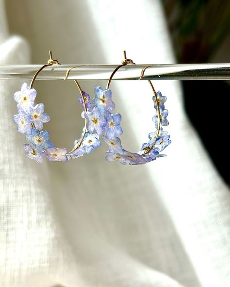 Forget-me-not flower hoops made with real myosotis preserved flowers ✨💙💙. . . . . . . #forgetmenot #myosotis #flowerhoops #preservedflowers #handmadehoops #uniquejewelry #bohostyle #natureinspired #floraljewelry #earringsaddict #jewelrydesign #artisanmade #giftideas #jewelrygram #floralart #handcraftedgifts #jewelrycollection #statementearrings #jewelrylovers #floralaccessories Resin Flower Jewelry, Flower Resin Jewelry, Floral Resin, Forget Me Not Flower, Flower Resin, Epoxy Resin Crafts, Resin Jewellery, Preserved Flowers, Diy Resin Crafts