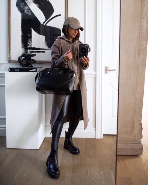 Lug Boots Outfit Fall, Chelsea Boots Outfit Winter, Chunky Boot Outfit, Lug Boots Outfit, How To Style Chelsea Boots, Chelsea Boot Outfits Women, Black Booties Outfit, Chunky Boots Outfit, Combat Boot Outfits