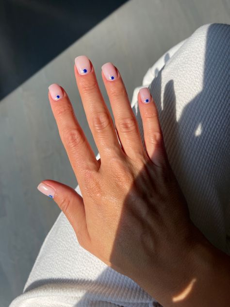 Neutral Nails With Blue Accent, Blue Minimal Nails, Nail Design Dots Simple, Simple Dot Nail Designs, Simple Nails Dots, Simple Nail Art Dots, Blue Dotted Nails, White Nails With Blue Dots, Cream And Blue Nails