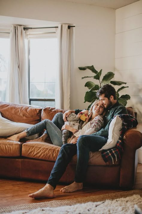 Beautiful At Home Family Session on the couch Family Photos Wedding, Indoor Family Photography, Indoor Family Photos, Family Photos With Baby, Foto Newborn, Family Photoshoot Poses, Indoor Family, Baby Fotografie, Home Photo Shoots