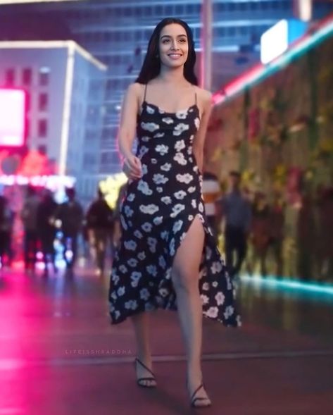 Bollywood Theme, Movie Outfits, Dresses Western, Simple Style Outfits, Celebrity Casual Outfits, Sleek Dress, Desi Fashion Casual, Kriti Sanon, Movies Outfit