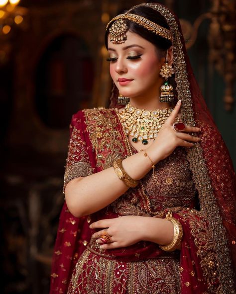 Muslim Bride Poses, Photoshoot Lehenga, Dulhan Single Pose, Bridal Photoshoot Poses, New Dulhan Pose, Bridal Makeup Pictures, Bride Portrait Photography, Bollywood Photoshoot, Bride Fashion Photography