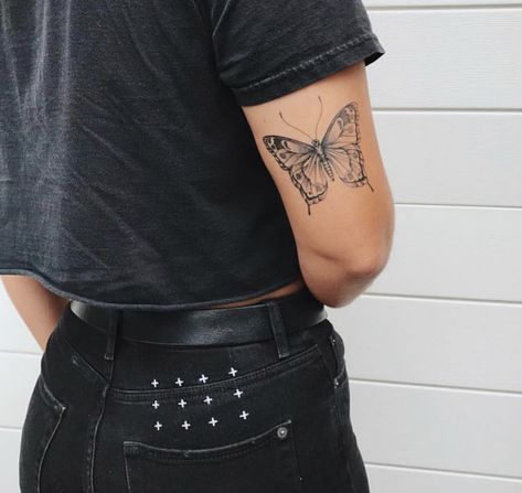 Tatuagem Morenna Tiny Butterfly Tattoo, Butterfly Tattoos On Arm, 16 Tattoo, Small Butterfly Tattoo, Hamsa Tattoo, Snakebites, Elbow Tattoos, 4 Tattoo, Cat Tattoos