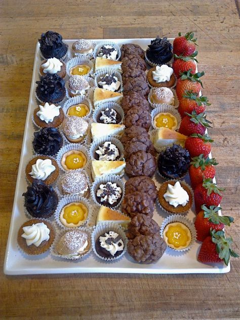 Baked Goods Platter, Pastry Tray Ideas, Archway Ideas, Cupcake Platter, Mini Pastry, Dessert Treats, Mini Pastries, Dessert Board, Cookie Platter