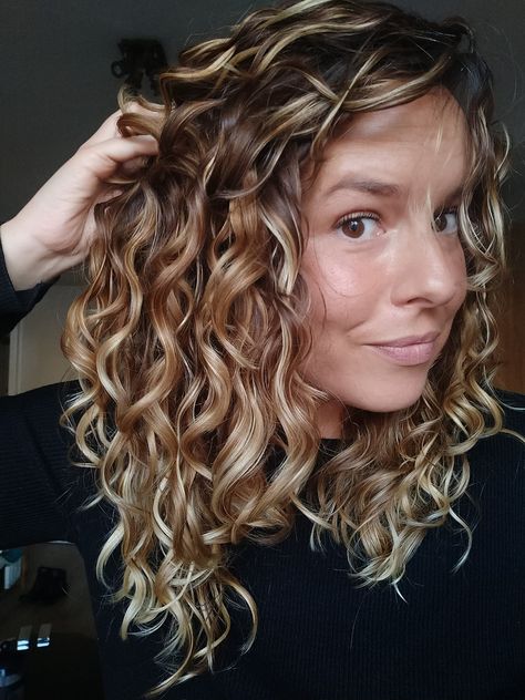 Curly Balayage Hair, Curly Hair Journey, Curl Keeper, Healthy Curls, Really Curly Hair, Hair Without Heat, Highlights Curly Hair, Colored Curly Hair, Hair Techniques